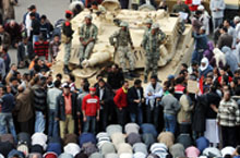 埃及士兵与穆斯林示威者共同祈祷